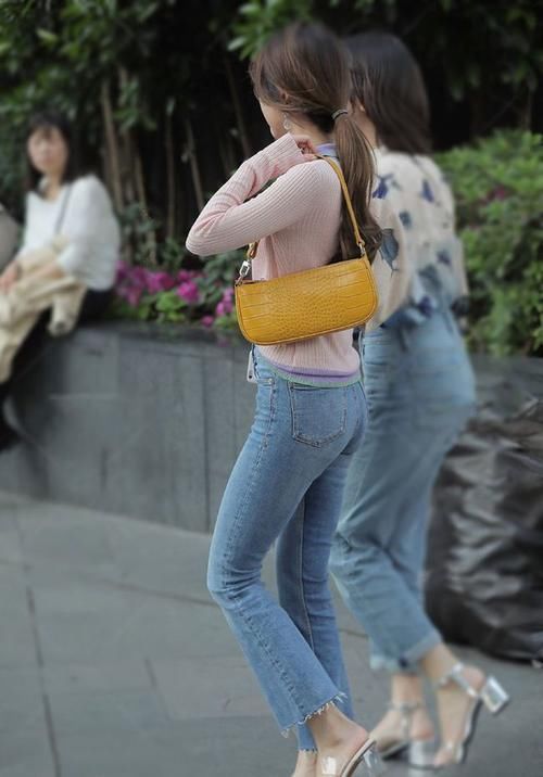 美女|美女的紧身牛仔裤搭配,时尚休闲两不误,美貌至极!