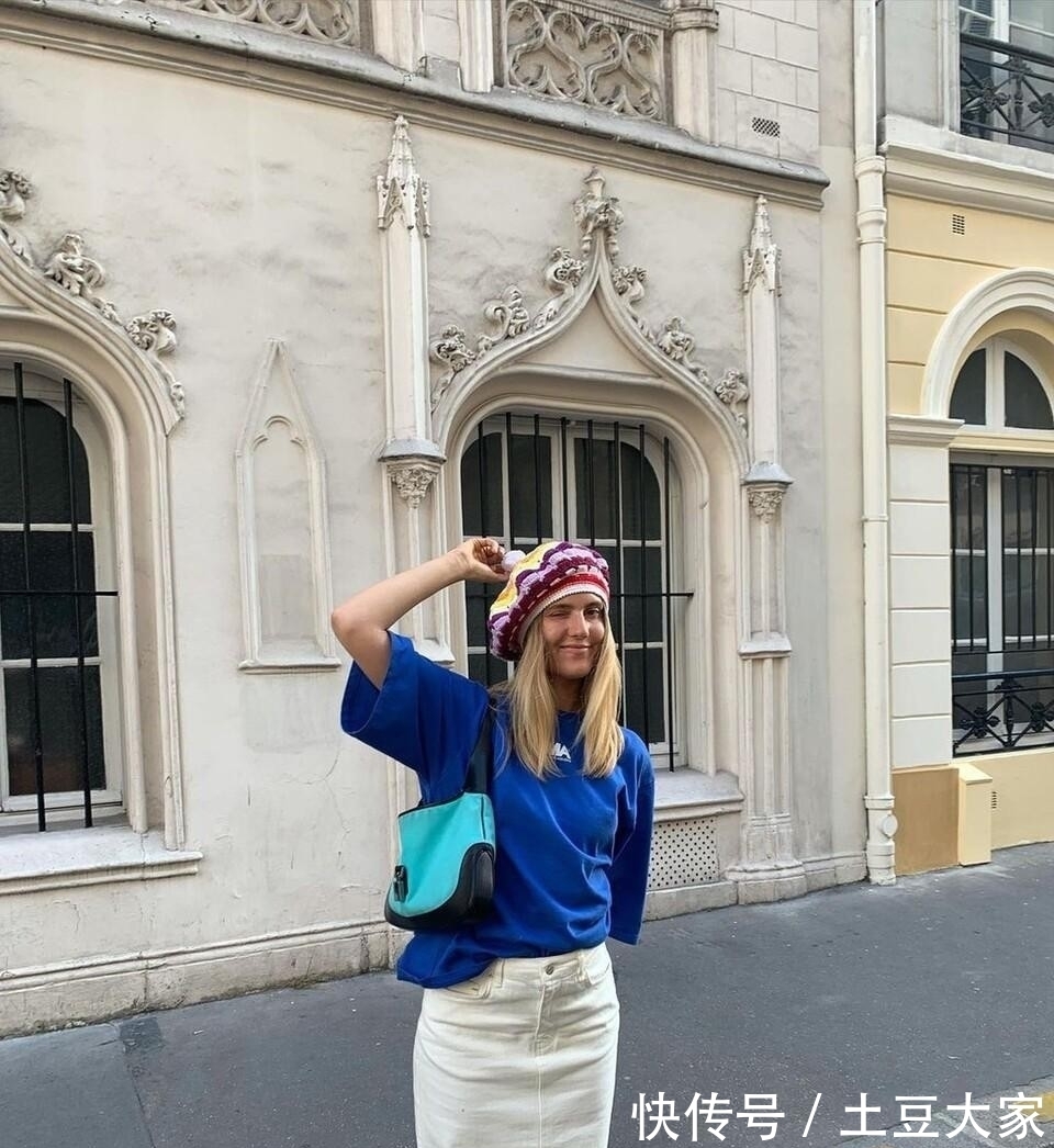 搭配 女人过了35岁打扮嫩点,穿大衣别戴毛线帽,彩色贝雷帽才高级