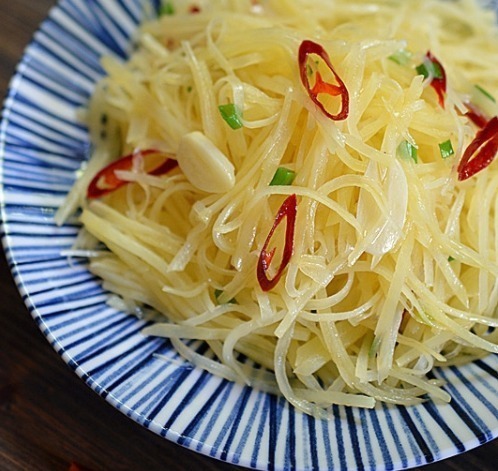 原来炒土豆丝，饭店大厨是这样放的醋，难怪那么好吃！