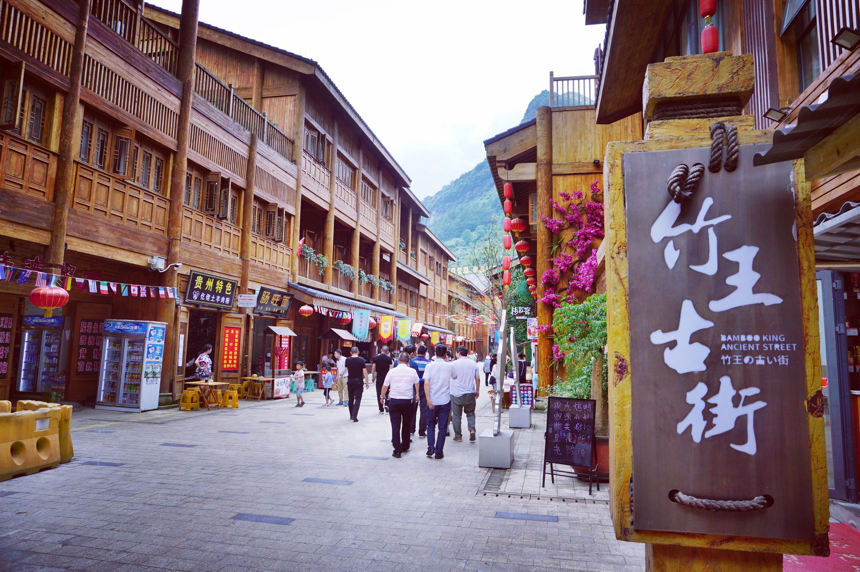 应该是一位仡佬族信奉的神灵看来拥有三头六臂的不都是哪吒进入到城内