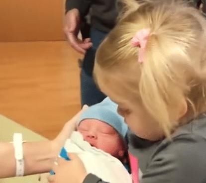 大宝|当姐姐第一次抱弟弟,接下来的反应令人捧腹大笑:没想到是活的!