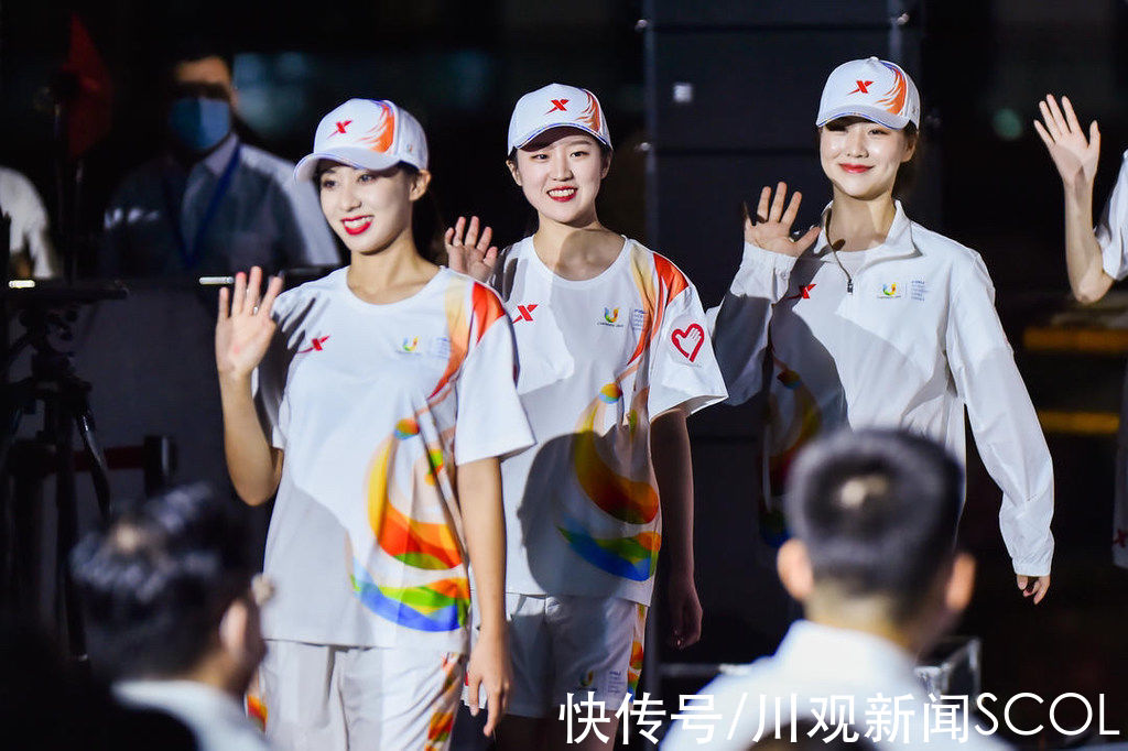 川观|展示青春风采 成都大运会火炬手服装亮相