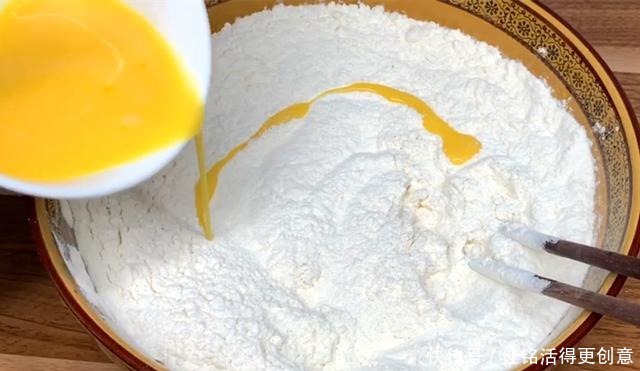 搅拌|做疙瘩汤别用水搅了,学会这个技巧,疙瘩均匀不粘连,上桌就抢光