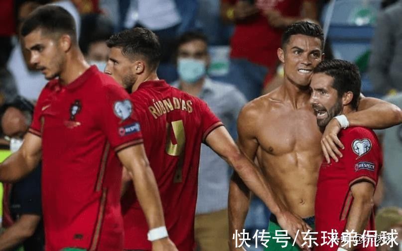 C罗|又吃牌,脱衣庆祝吃牌罚款,为何C罗还喜欢这样做?两因素成关键