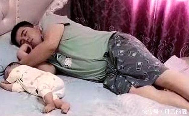爸爸|爸爸带娃午睡,突然发现孩子“凉了”,吓得起身试探孩子的呼吸