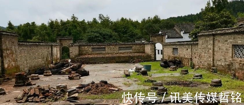 祠堂|黄山坑口古村，始建于明代的祠堂，一场大火仅剩几个柱础