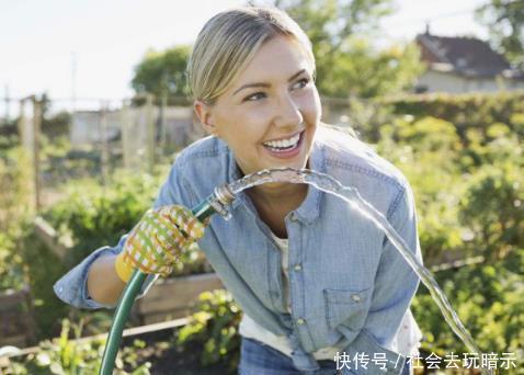 绝经年龄|女人什么年龄绝经最好若在这个年龄段绝经，那你就偷着乐吧