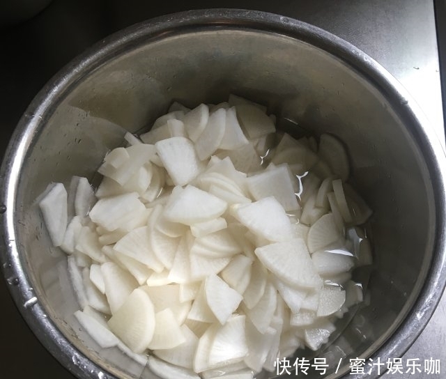 酱萝卜片，脆嫩爽口，佐粥棒极了