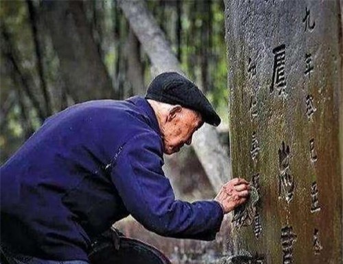 无名英雄|只因一句承诺，92岁老人为无名英雄守墓74年，如今终等来奇迹出现