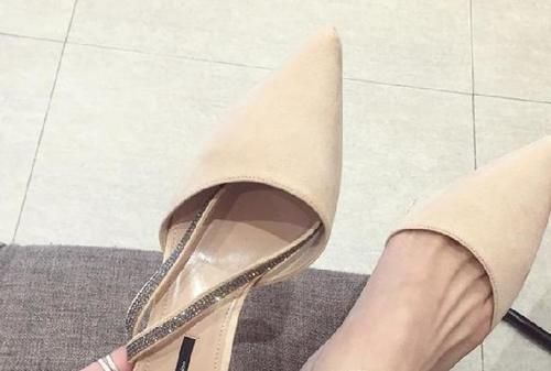 一字扣|越是漂亮女人越爱穿细高跟鞋, 如此大步流星的走, 厉害了!