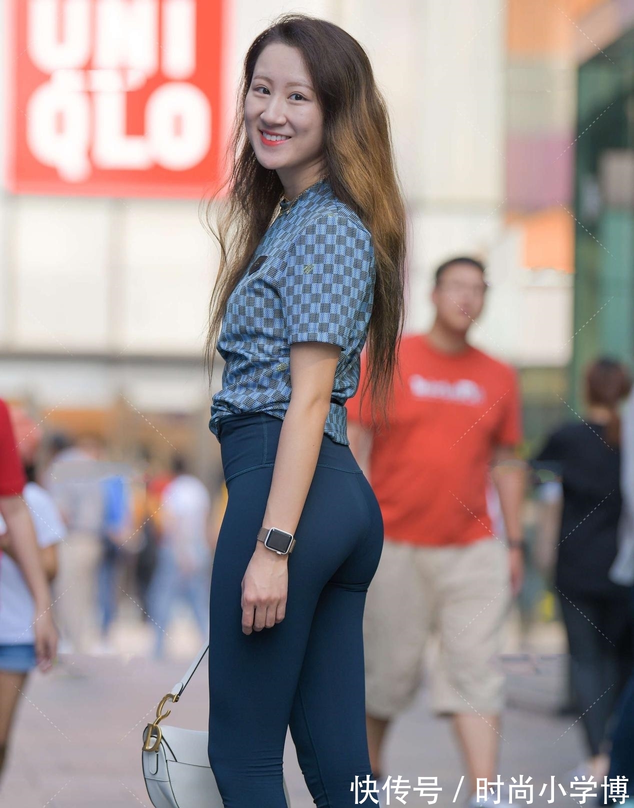 深蓝色 暗蓝色格子短袖,搭配深蓝色高腰弹力裤,蓝色系搭配