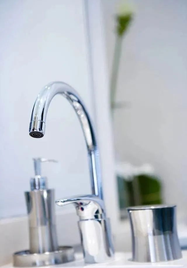 让水龙头亮白如新,清洁排水管干净不脏手,教你小妙招