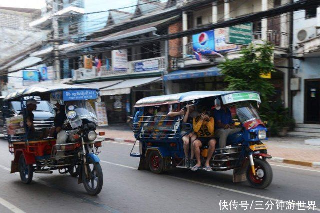 小伙到老挝旅游，看到美女往门上挂树枝，准备进时被当地大叔制止