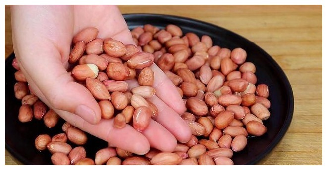 现在才知道,原来炒花生米不能先放油,多做这1步,又酥又脆