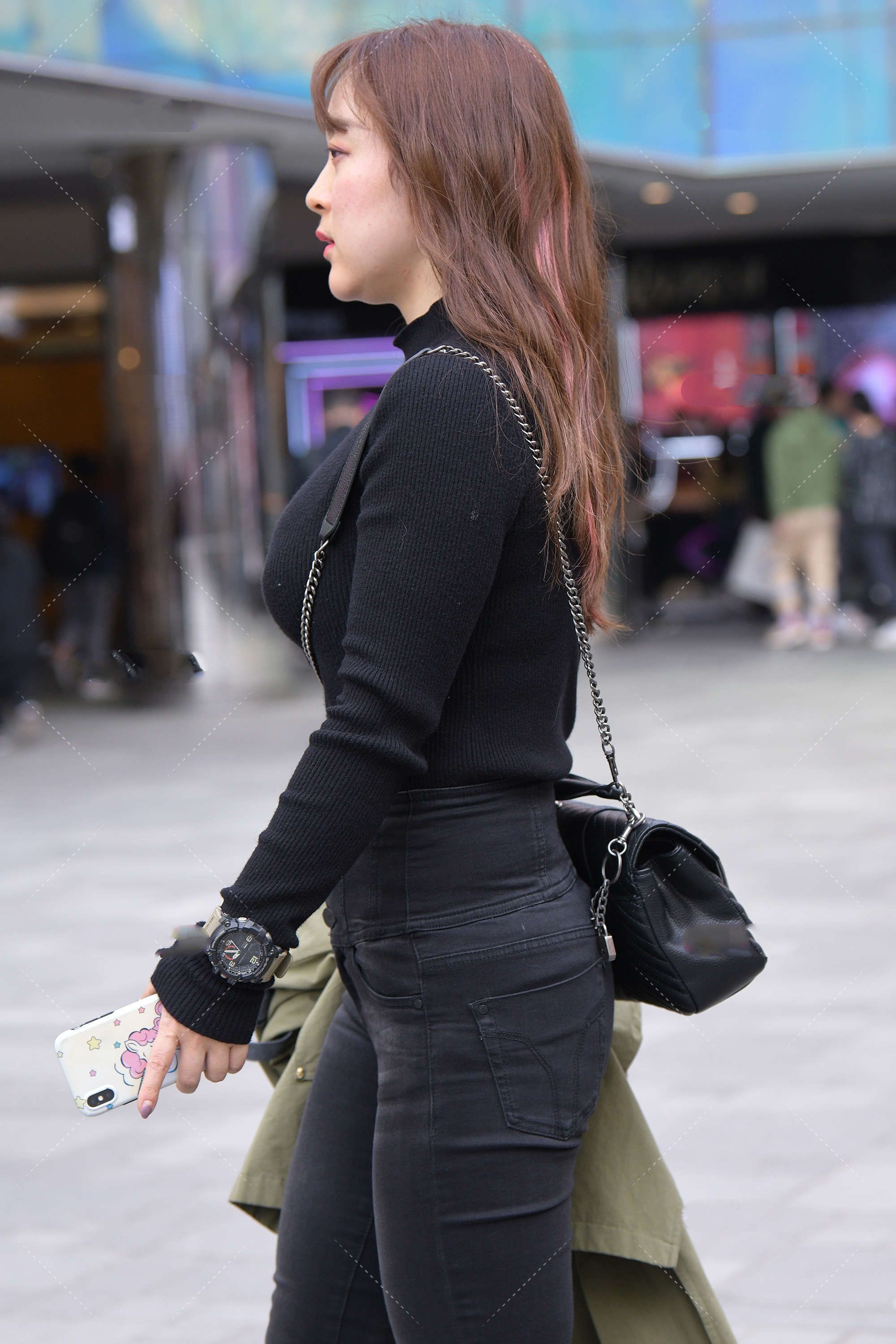 全黑色穿搭,外搭军绿色风衣,帅气潇洒