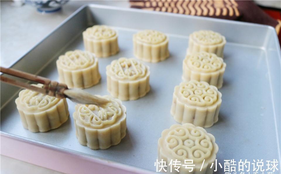 咬掉|烤了一盘黑暗月饼，儿子一口咬掉半个，表情瞬间亮了