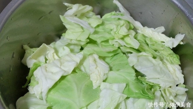 叶子|这菜我家隔两天就要炒一次,1颗菜炒2盘,叶子用手撕,加肉更香