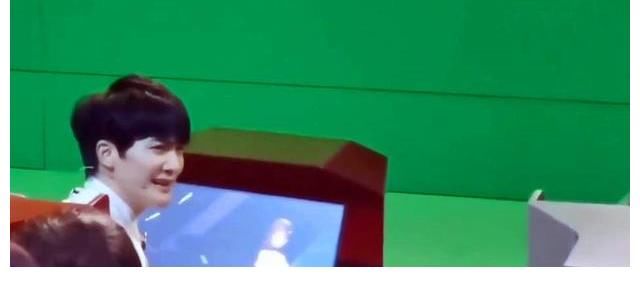 偶像周深參加《2060》錄制現(xiàn)場(chǎng)，粉絲當(dāng)場(chǎng)表白，高情商回應(yīng)引熱議