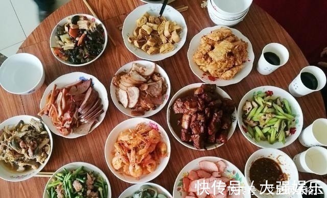 搭配|晒晒婆婆家的年夜饭，12道菜，荤素搭配有营养，简单好吃有味道