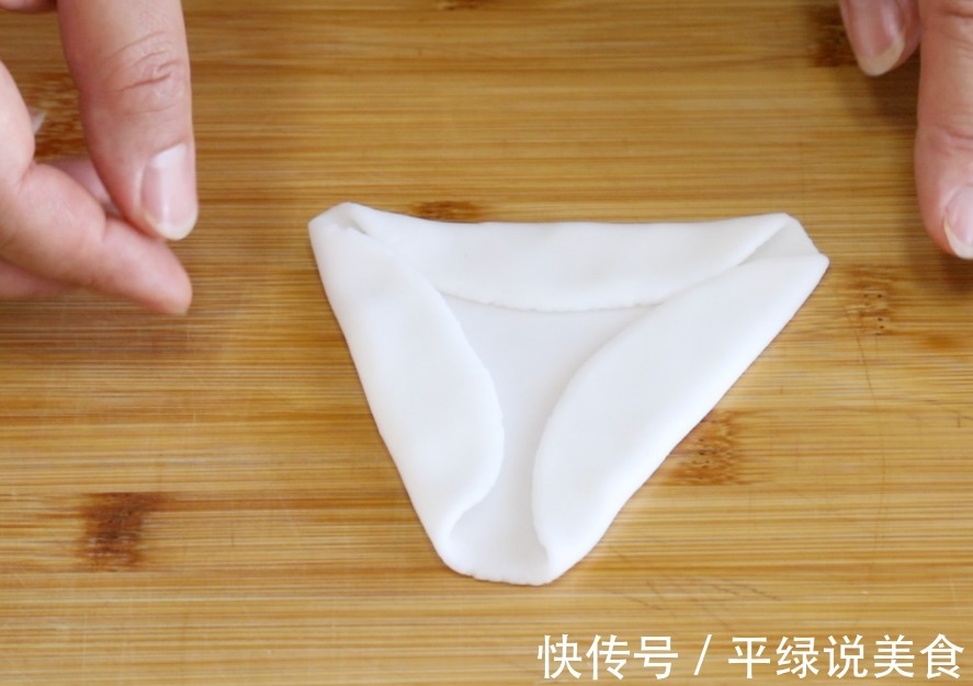 做水晶鲜虾包时,切记不要直接和面,多加这一步,面皮不裂还筋道