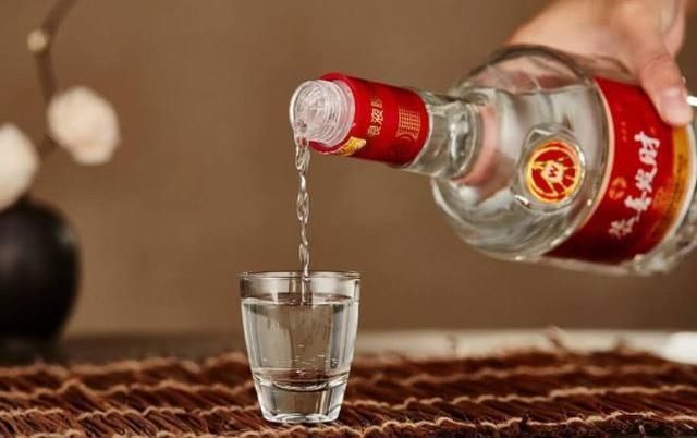 当老外遇上中国白酒,战斗民族喝完瞬间被打败,美国人竖起拇指