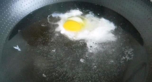 勺子|直接在锅下煮《荷包蛋》是个大错误,多加这一步,鸡蛋圆嫩不散花