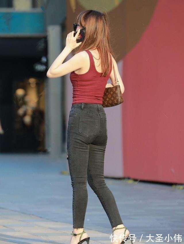 街拍|美女街拍:打底裤让你告别单点,表露青春时尚感,打造曼妙动人身形