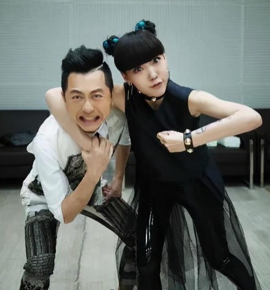 捞金 她因参加《好声音》爆红,曾拿1.7亿代言费,今却沦落到商演捞金