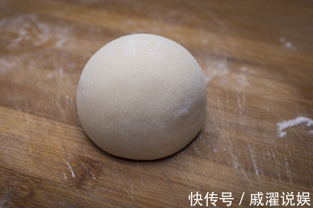 面团|蒸馒头，用冷水还是热水教你小技巧，馒头白胖不回缩，越嚼越香