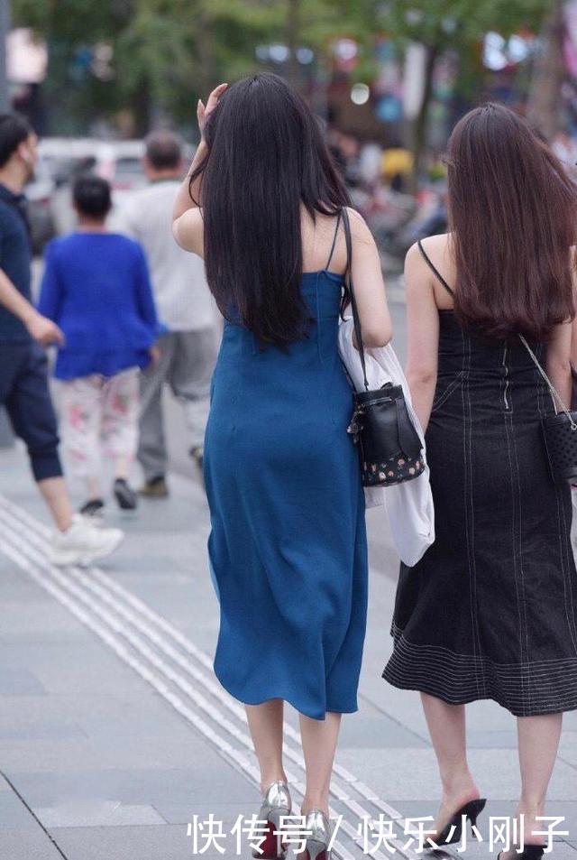姐姐挎个上衣逛街,穿幽蓝色长裙,气质好高级