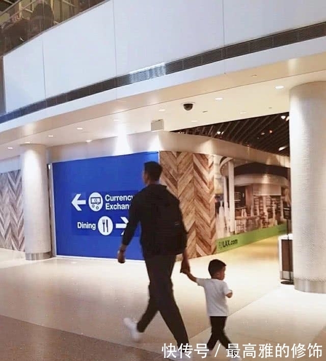 易建联|易建联带两儿子回洛杉矶家，儿子名字遵循家族规定：男孩必须叫YJL