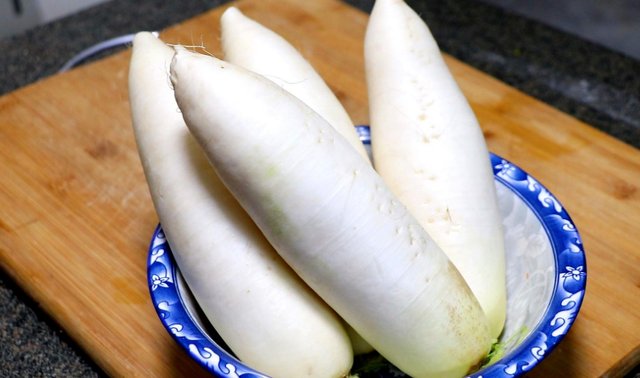 吸烟者没办法戒烟，常喝2水吃2草，排除烟毒，肺更健康