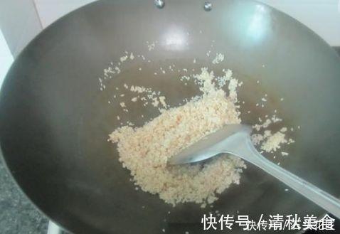 花盆|家里“4种东西”变质,埋在花盆里都“好肥料”,根壮、叶子绿