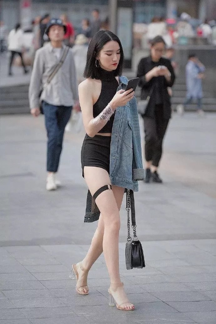 搭配 小姐姐简约身搭配，给人一种很清爽的感觉，纤细美腿让人羡慕