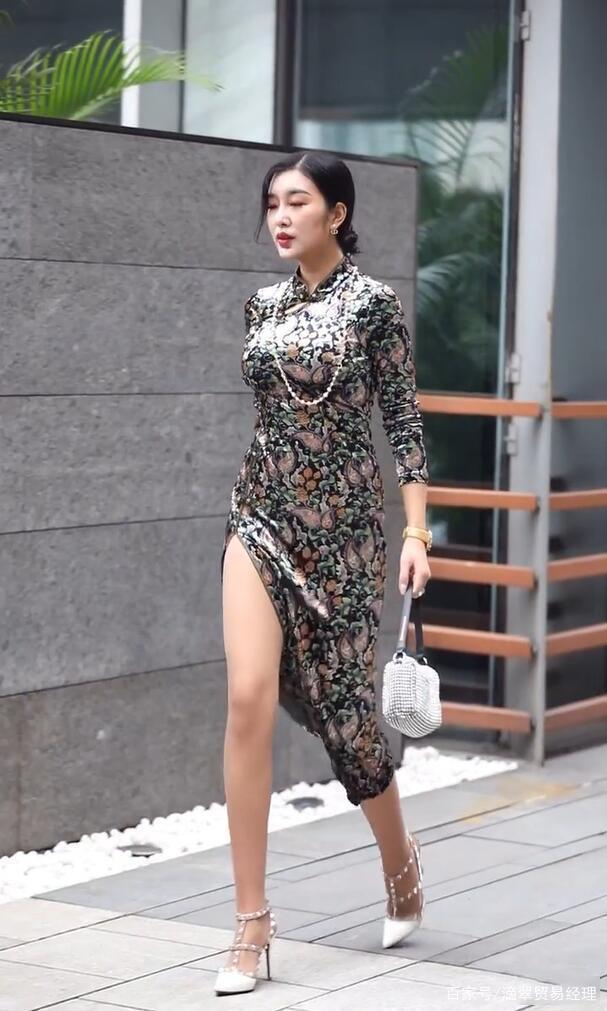旗袍搭配珍珠,衬出都市名媛的气息