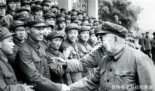 越南|对越反击战,他孤身毙敌18人,转业后被恶霸威胁,他说了6字