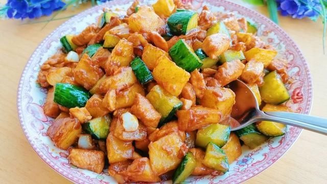 小米辣|夏日的黄瓜这样做，好吃下饭，美容又健康，吃了还想吃的下饭菜
