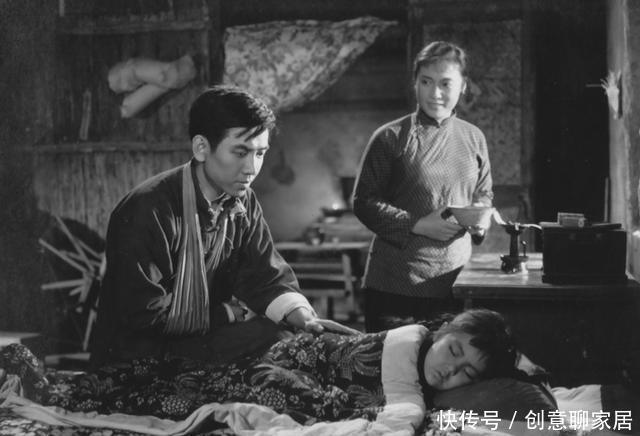 成龙激情演绎《铁道游击队》,徐帆演他情人,学者竟称她为风尘女