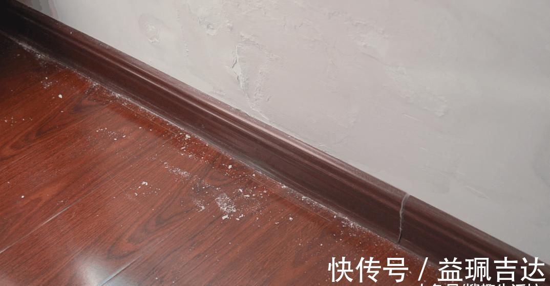 塑料瓶上粘张纸巾, 没想到还有这妙用, 解决了家家户户都困扰的难题