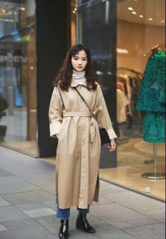 小姐姐|美女身材高挑，红色的风衣搭配黑色的丝袜，清新靓丽