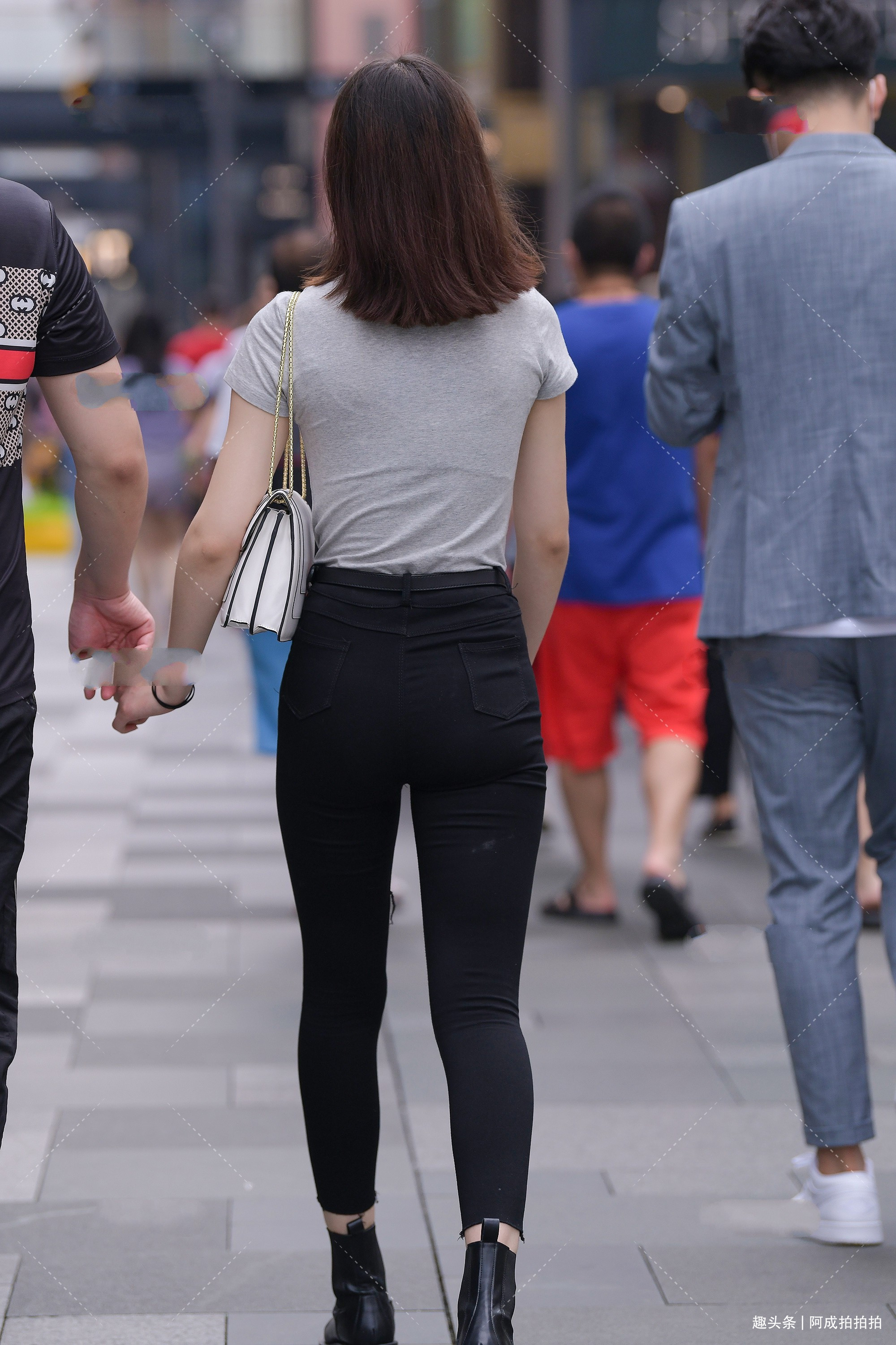 铅笔裤配上马丁靴,简单又不失时尚感