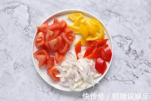 这盘虾满满异国风味,里面加了一种香草,简直太美味了!