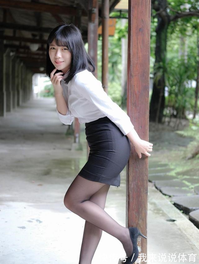 短裙 经典的白色衬衫,搭配高腰的黑色短裙,经典的黑白搭配简约时尚!