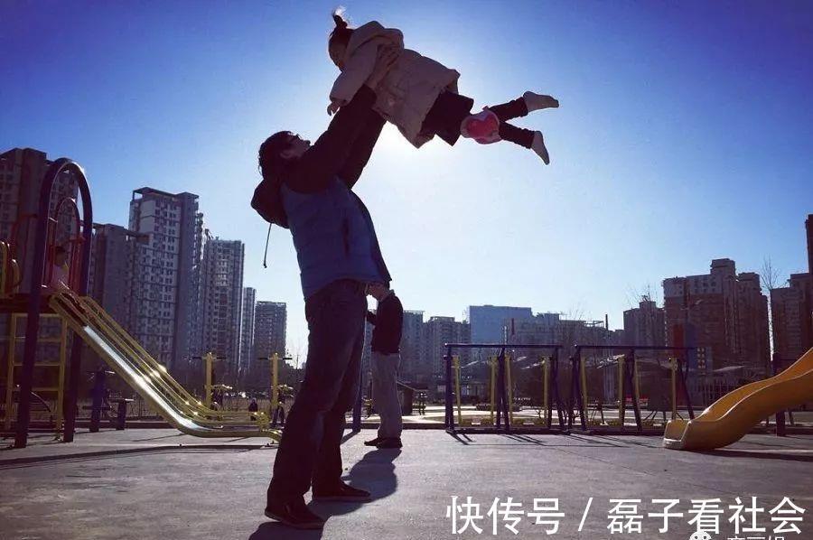 妈妈们|为什么女儿和爸爸更亲近?这几个原因让妈妈看了,心理会平衡