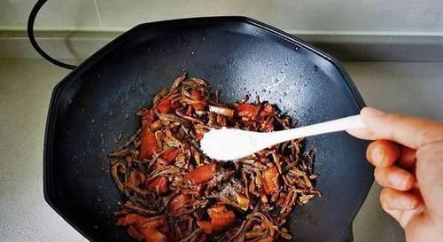 这东西不害怕过期,家里屯点,能吃上一年,立秋过完很难买到