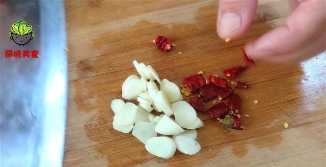 豆角有人焯水，有人直接炒，难怪不好吃，看饭店大厨师是怎么做的