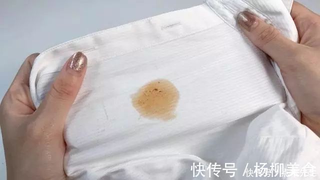 吃饭的时候把油滴到了衣物上了怎么办，下面小方法就可以解决