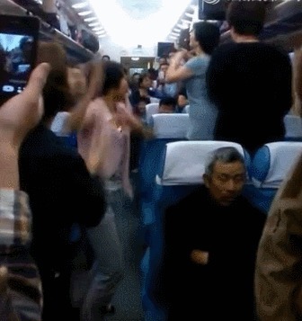 |搞笑GIF段子:丰田车真的好,宁愿自己受伤也不去伤害别人