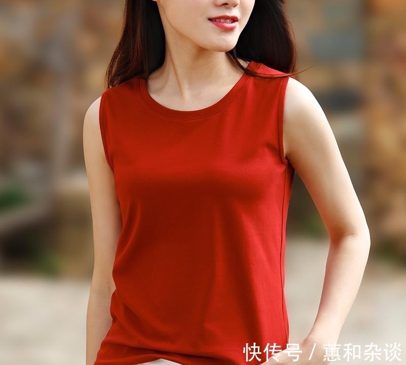 背心 姑娘就不要乱穿衣了,学我小姨这样穿背心,自信更减龄