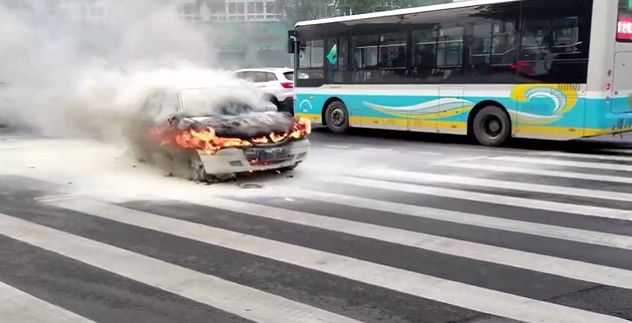 起火点|台州“女侠”找到了！市区一轿车突然起火，她挺身而出，2次冲锋灭火